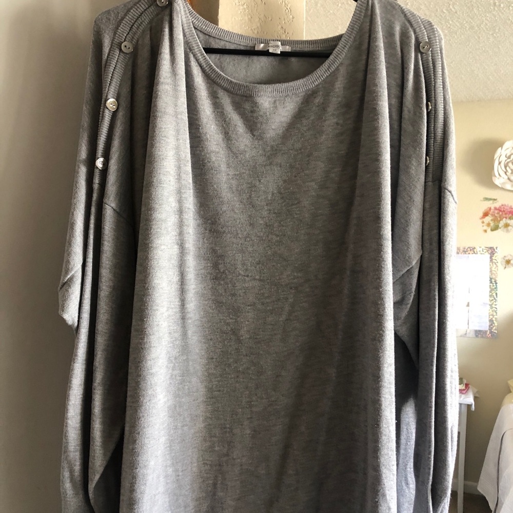 GREY SWEATER WITH BUTTONS ON BOTH SHOULDERS